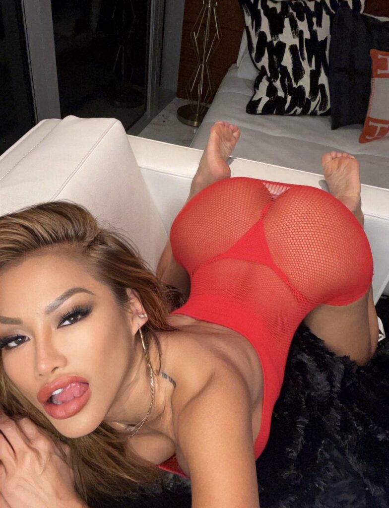 Miss CJ Miles y su Atrevido Estilo en Rojo